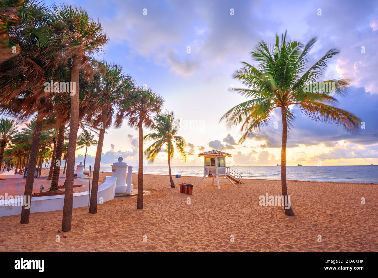 Strand von Fort Lauderdale, Florida, USA in der Morgendämmerung. Stockfoto