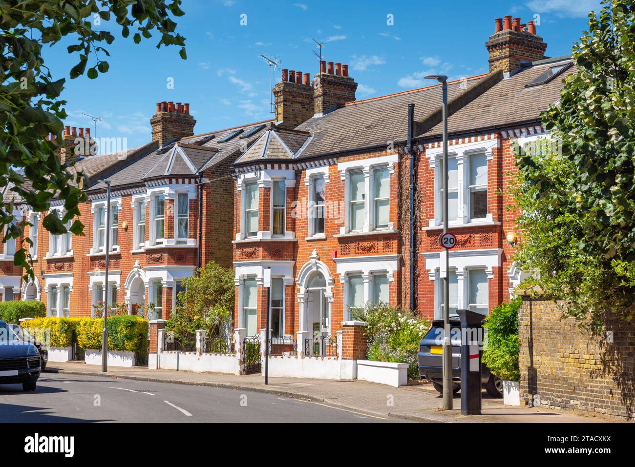 Traditionelle Backsteinterrassenhäuser in London. England Stockfoto