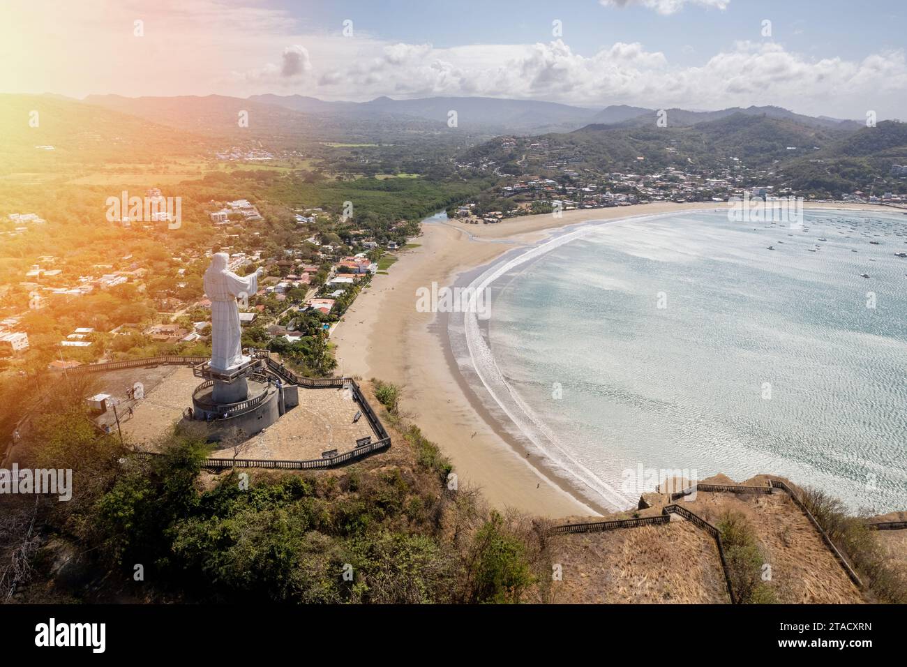 Jesus Christus Statue auf lateinamerika Panoramahintergrund Drohnenansicht Stockfoto