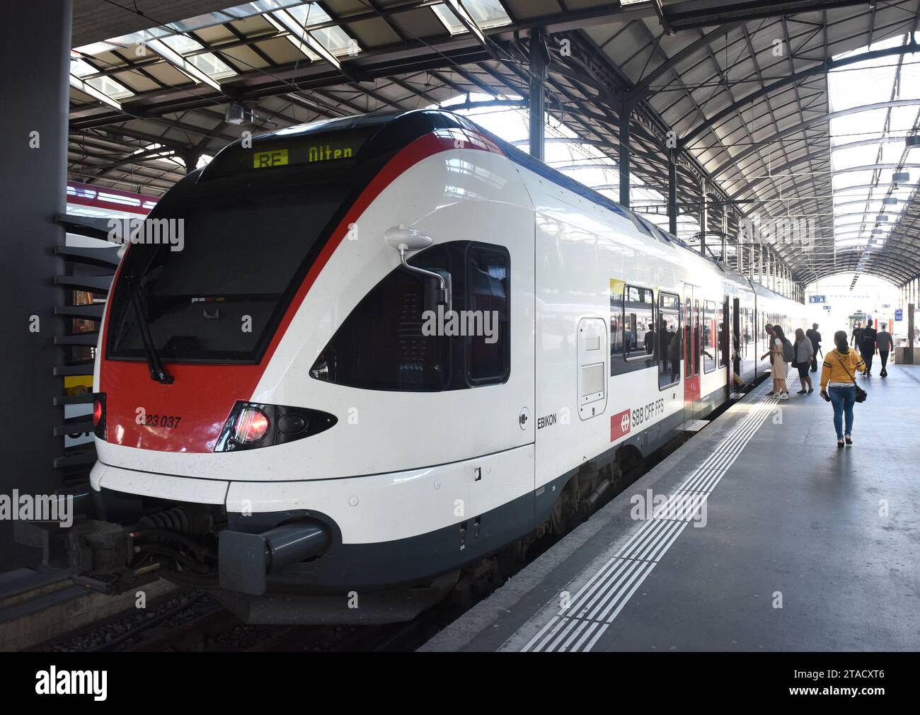 Luzern, Schweiz - 04. Juni 2017: Menschen in der Nähe des Zuges am Luzerner Hauptbahnhof. Luzern Hauptbahnhof. Stockfoto