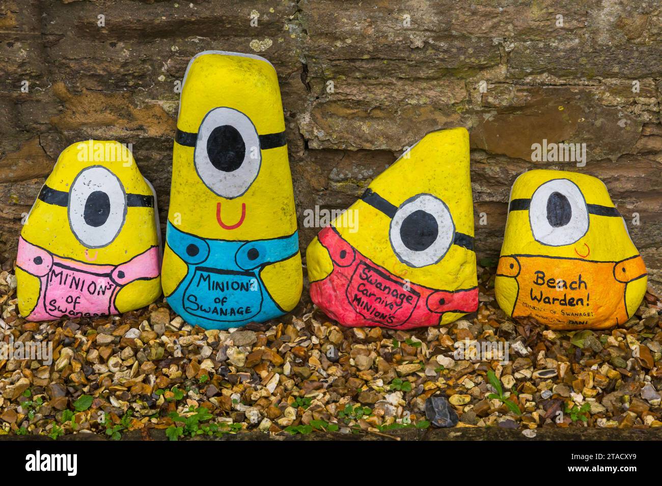 Swanage Minions große bemalte Kieselsteine in Swanage, Dorset, Großbritannien im November Stockfoto