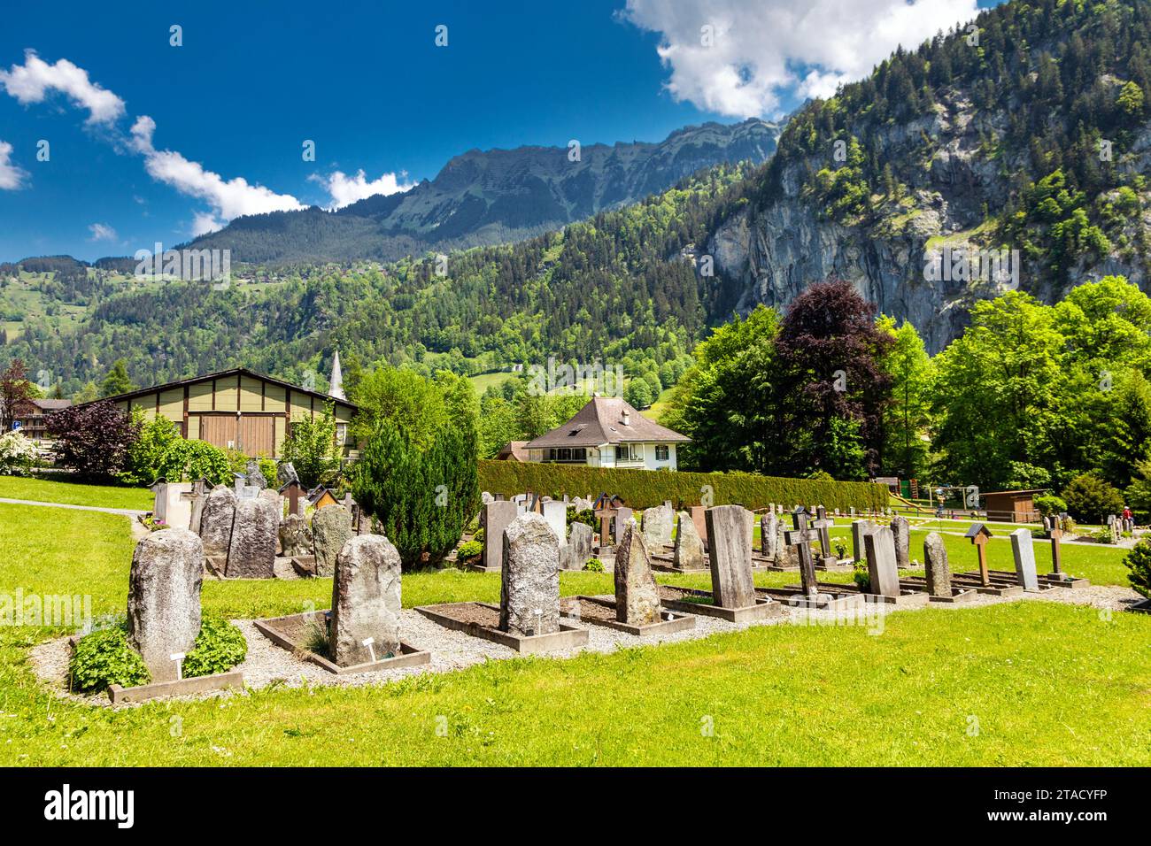 Friedhof Lauterbrunnen mit Blick auf die Schweizer Alpen, Lauterbrunnen, Schweiz Stockfoto
