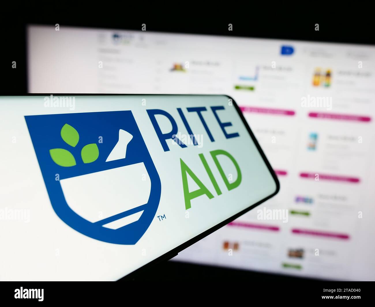 Smartphone mit Logo der amerikanischen Drogerie-Firma Rite Aid Corporation vor der Business-Website. Fokussieren Sie sich auf die linke Mitte des Telefondisplays. Stockfoto