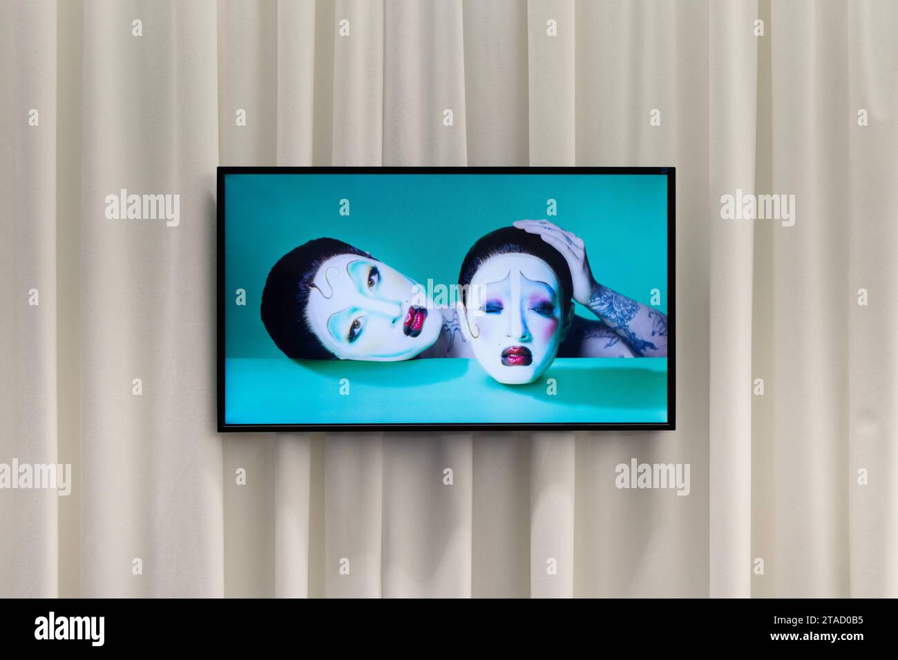 Bewegendes Porträt in der Ausstellung Sin Wai Kin 'Portraits' (2023) in der Soft Opening Gallery, London, England Stockfoto