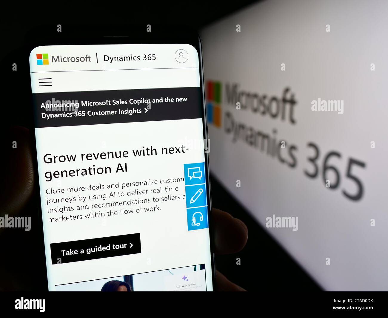 Person, die ein Mobiltelefon hält und die Webseite des Buchhaltungssoftwareprodukts Microsoft Dynamics 365 vor dem Logo zeigt. Konzentrieren Sie sich auf die Mitte des Telefondisplays. Stockfoto