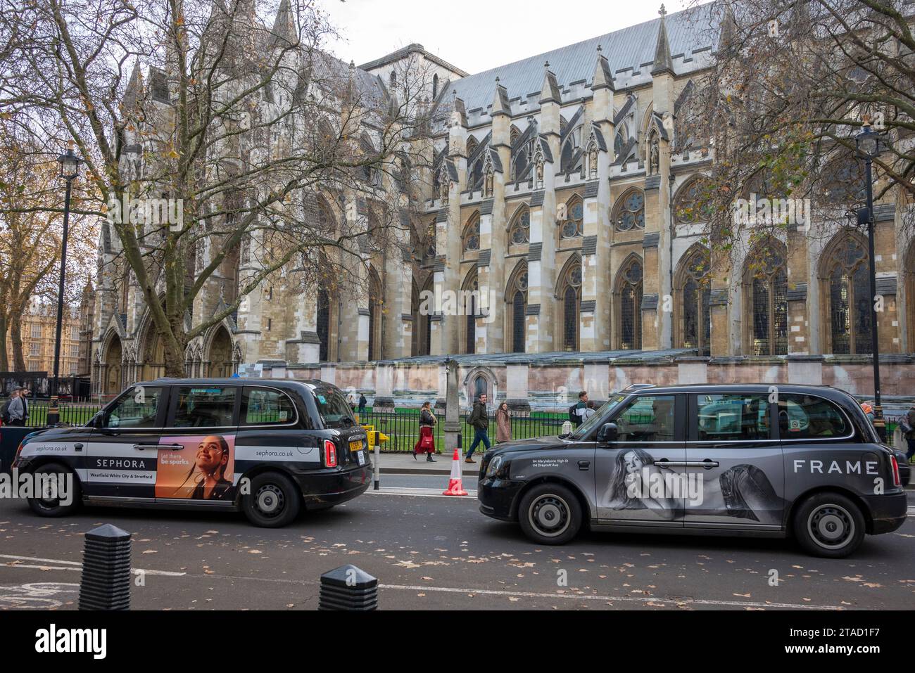 Schwarze Taxis, Taxis, vorbei an Westminster Abbey, London Stockfoto