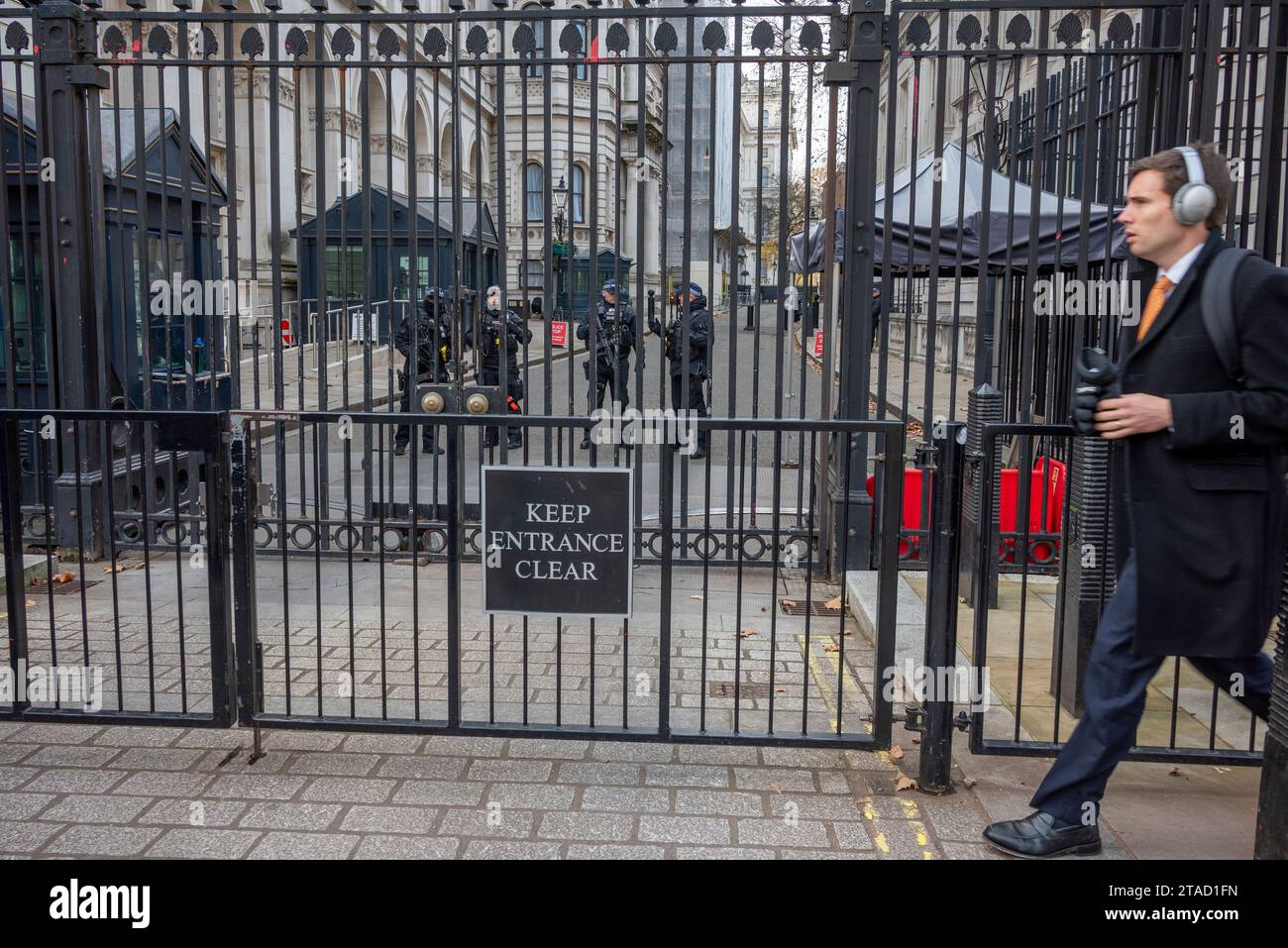 Sicherheitstore und bewaffnete Wachleute am Eingang zur Downing Street, London Stockfoto
