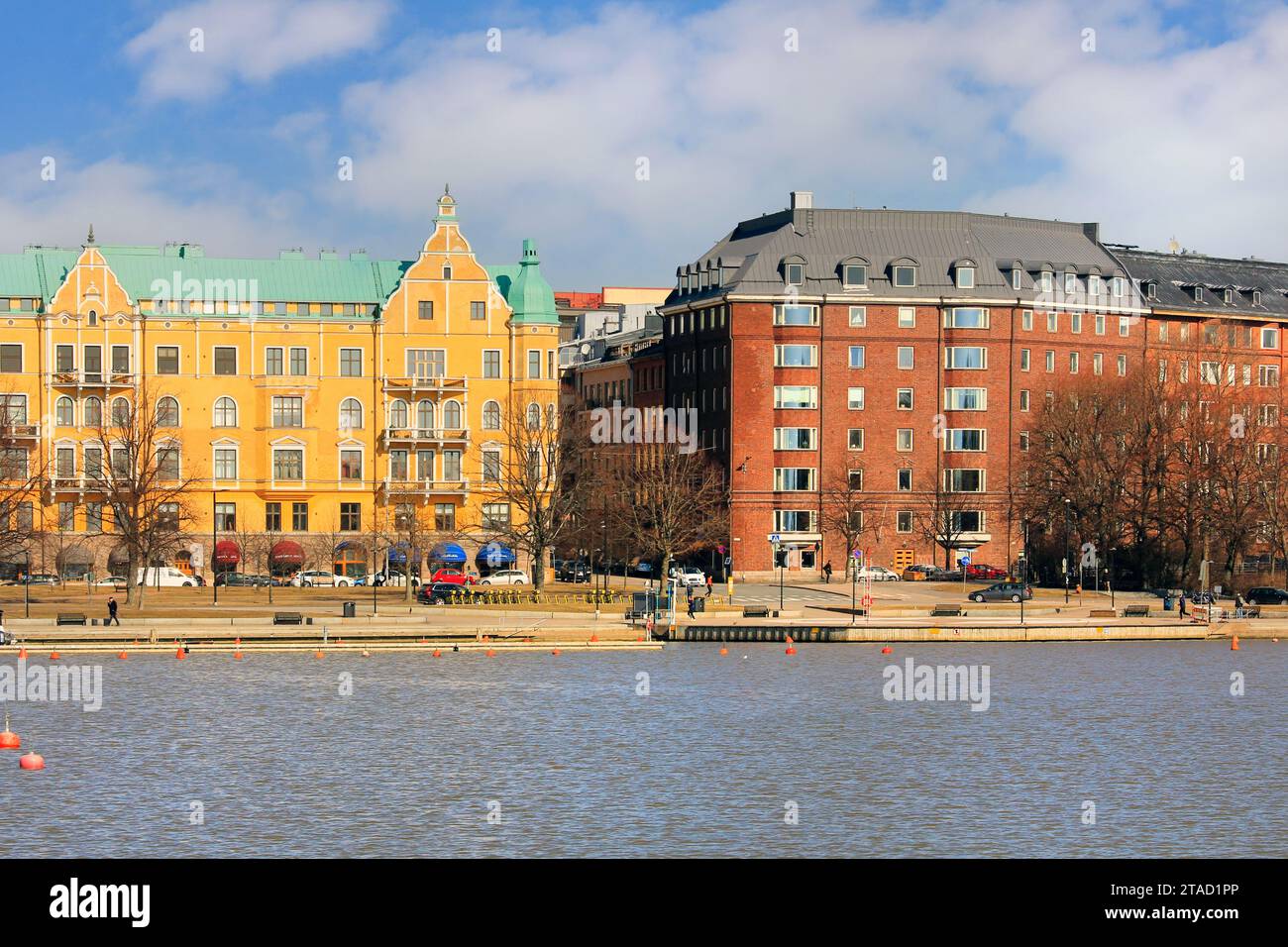 Blick auf Merisatamanranta und Kompassiaukio oder den Kompass-Platz von Uunisaari, Helsinki, Finnland mit dem gelben Jugendstilgebäude Merikatu 1. Stockfoto