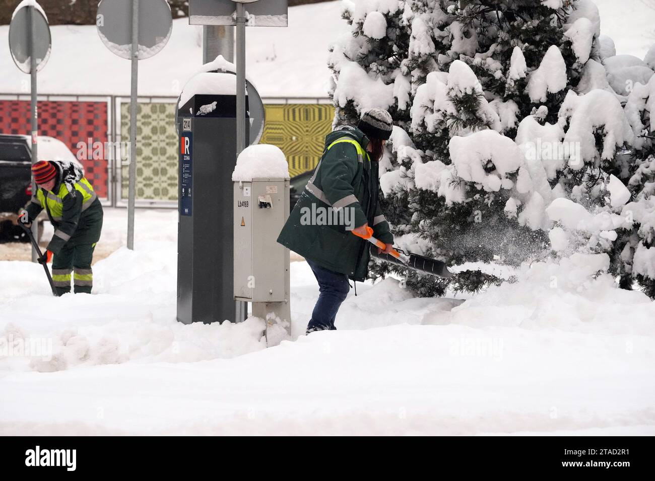 Riga, Lettland. November 2023 30. Die Leute räumen Schnee auf der Straße in Riga, Lettland, 30. November 2023. Quelle: Edijs Palens/Xinhua/Alamy Live News Stockfoto