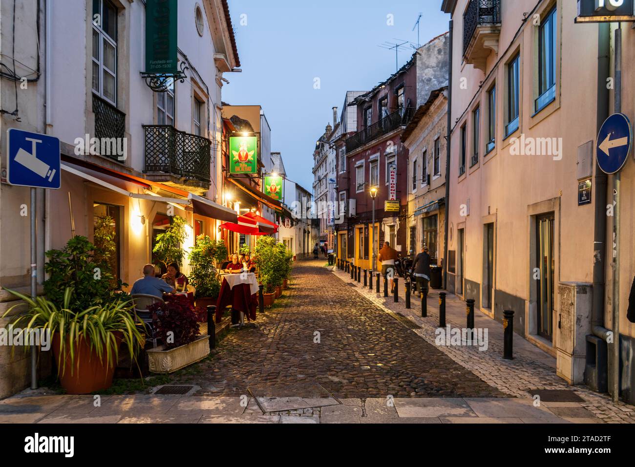 Coimbra, Portugall - 3. August 2023: Beleuchtete gemütliche Straße am Abend Stockfoto