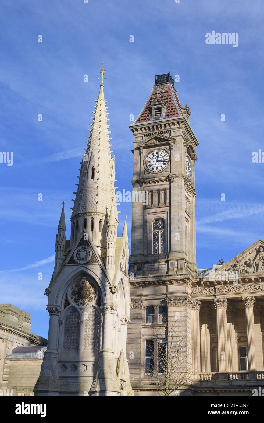 Das Chamberlain Memorial mit dem Birmingham Museum and Gallery im Hintergrund Chamberlain Square Birmingham UK Stockfoto