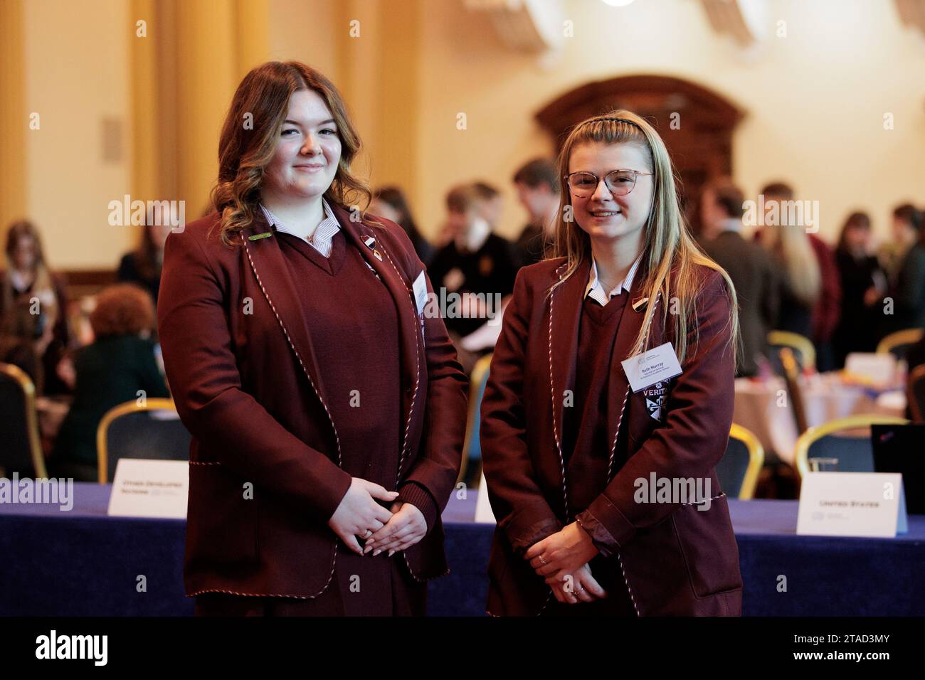 Beth Murray (links) mit Sinead Casey von der St Dominic's Grammar School, die als UN-Generalsekretariat fungieren, als Studenten aus ganz Nordirland zur COP 28 Climate Negotiation Simulation im Rathaus von Belfast zusammentreffen. Bilddatum: Donnerstag, 30. November 2023. Stockfoto Beth Murray (links) mit Sinead Casey von der St Dominic's Grammar School, die als UN-Generalsekretariat fungieren, als Studenten aus ganz Nordirland zur COP 28 Climate Negotiation Simulation im Rathaus von Belfast zusammentreffen. Bilddatum: Donnerstag, 30. November 2023. Stockfoto