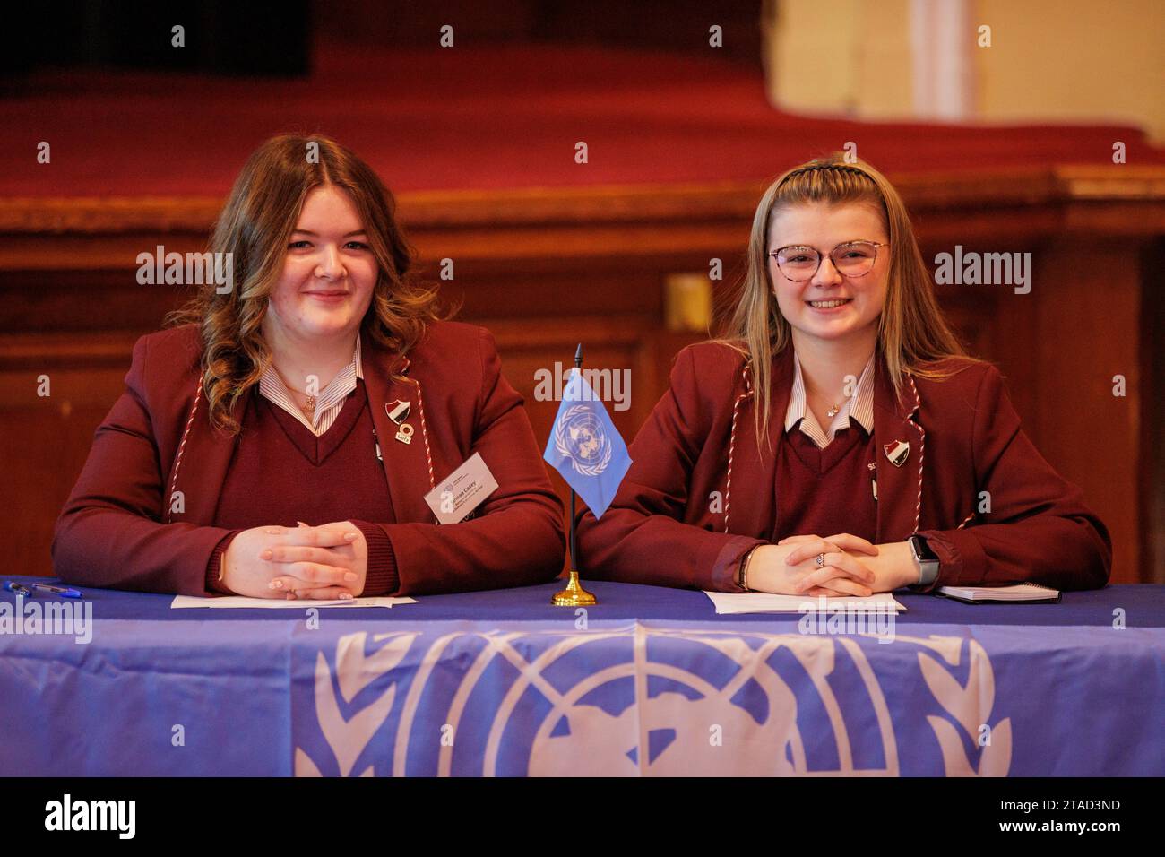 Beth Murray (links) mit Sinead Casey von der St Dominic's Grammar School, die als UN-Generalsekretariat fungieren, als Studenten aus ganz Nordirland zur COP 28 Climate Negotiation Simulation im Rathaus von Belfast zusammentreffen. Bilddatum: Donnerstag, 30. November 2023. Stockfoto Beth Murray (links) mit Sinead Casey von der St Dominic's Grammar School, die als UN-Generalsekretariat fungieren, als Studenten aus ganz Nordirland zur COP 28 Climate Negotiation Simulation im Rathaus von Belfast zusammentreffen. Bilddatum: Donnerstag, 30. November 2023. Stockfoto
