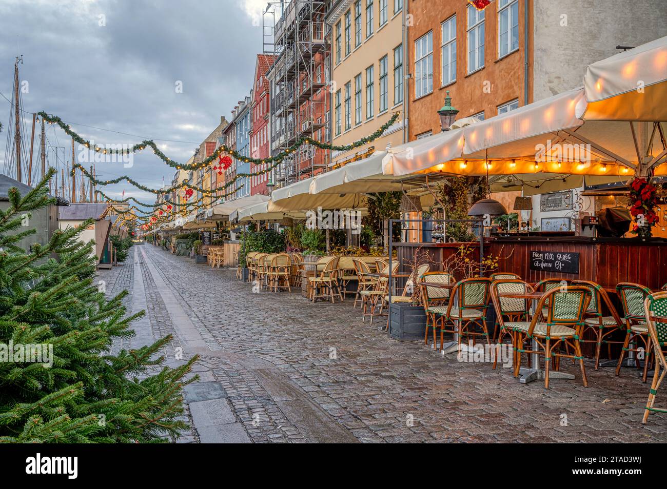 Weihnachtsbaum an der Promenade entlang des Nyhavn-Kanals in Kopenhagen, 25. November 2023 Stockfoto