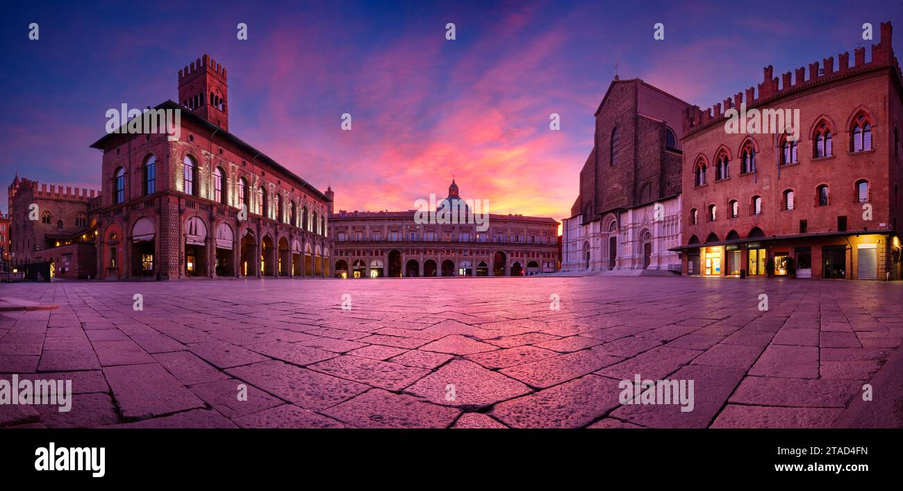 Bologna, Italien. Stadtbild der Altstadt von Bologna, Italien mit Piazza Maggiore bei schönem Sonnenaufgang im Herbst. Stockfoto