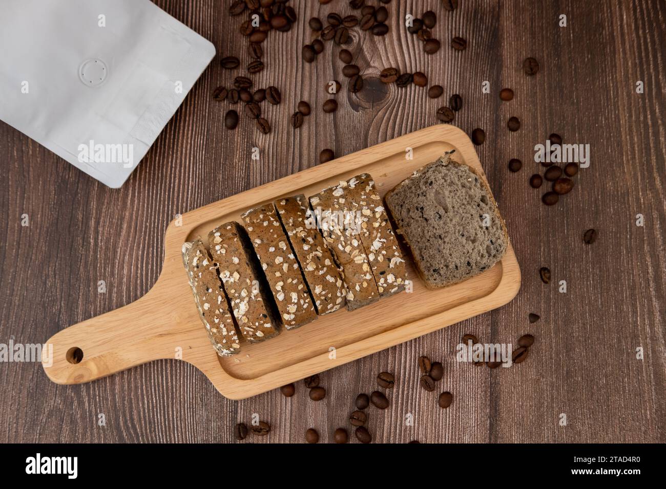 Brot mit Kaffeegeschmack und Kaffeebohnen Stockfoto