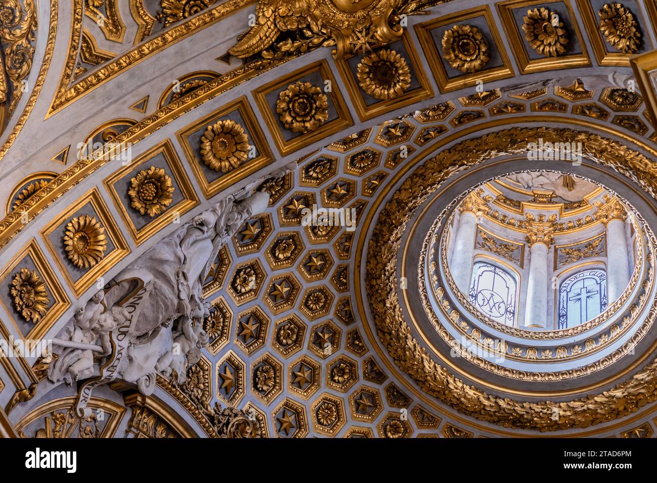 Innenraum der römisch-katholischen Kirchenkuppel Stockfoto