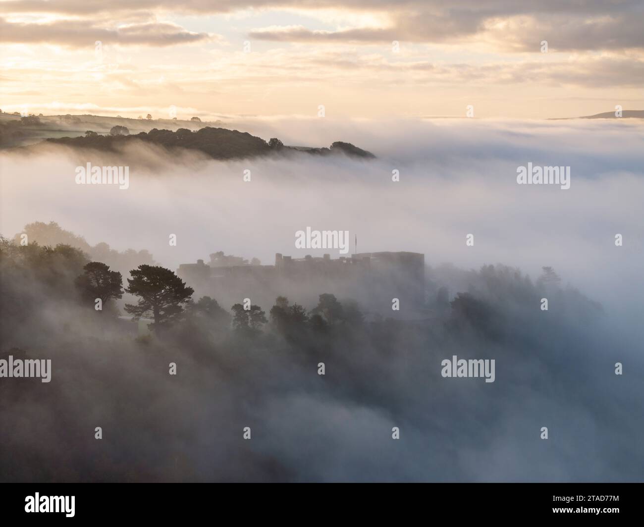 Castle Drogo, das aus einem Meer aus Morgennebel entspringt, Dartmoor National Park, Devon, England. Herbst (Oktober) 2023. Stockfoto