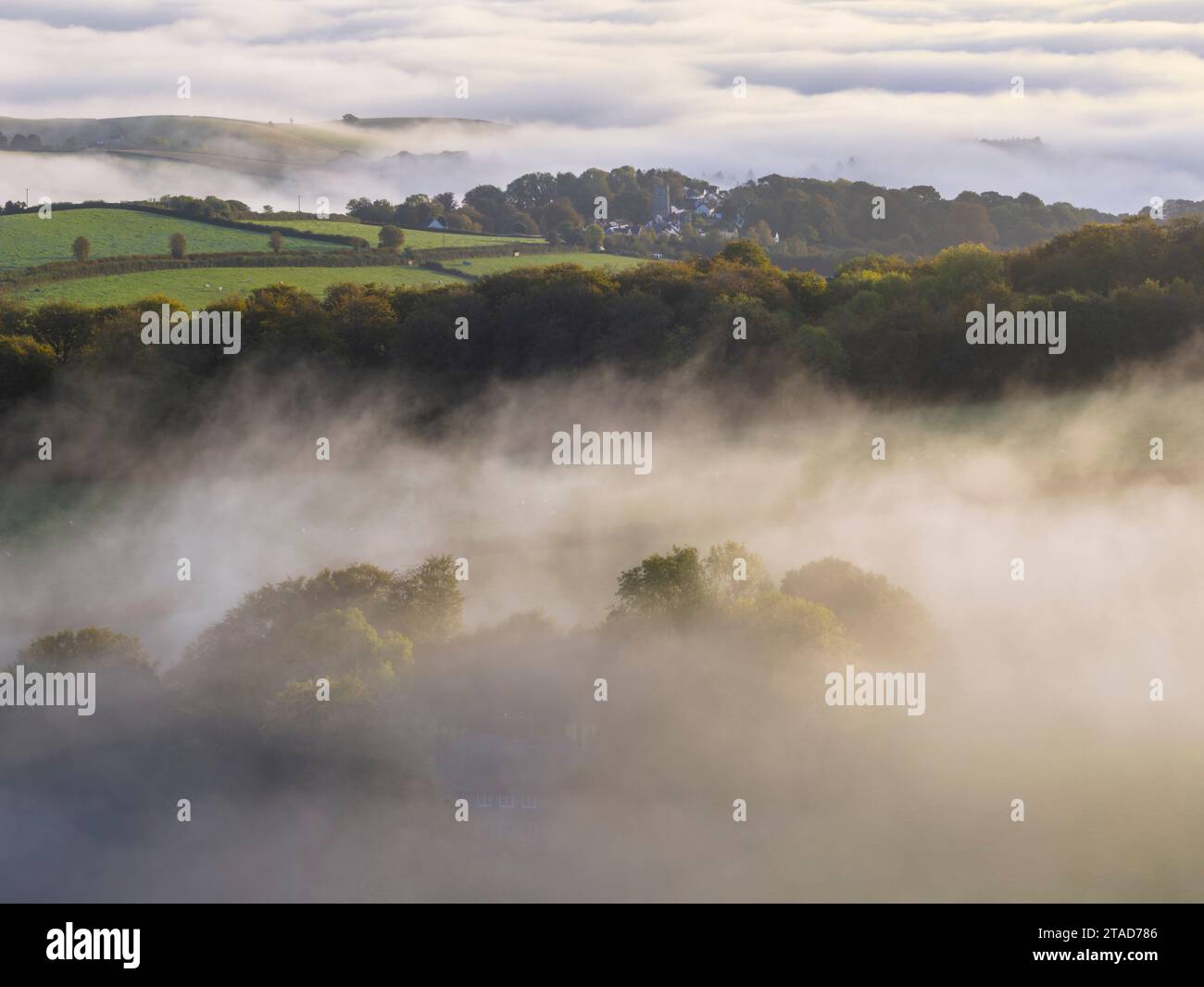 Das Dorf Drewsteignton, das aus einem nebeligen Herbstmorgen entstand, Dartmoor, Devon, England. Herbst (Oktober) 2023. Stockfoto