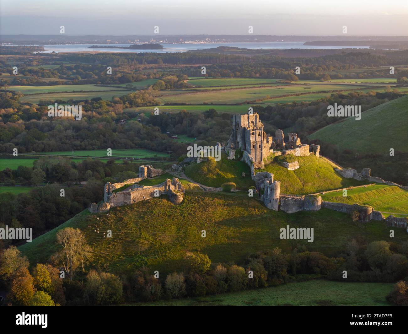 Die Ruinen von Corfe Castle an einem sonnigen Herbstmorgen in Dorset, England. Herbst (Oktober) 2023. Stockfoto