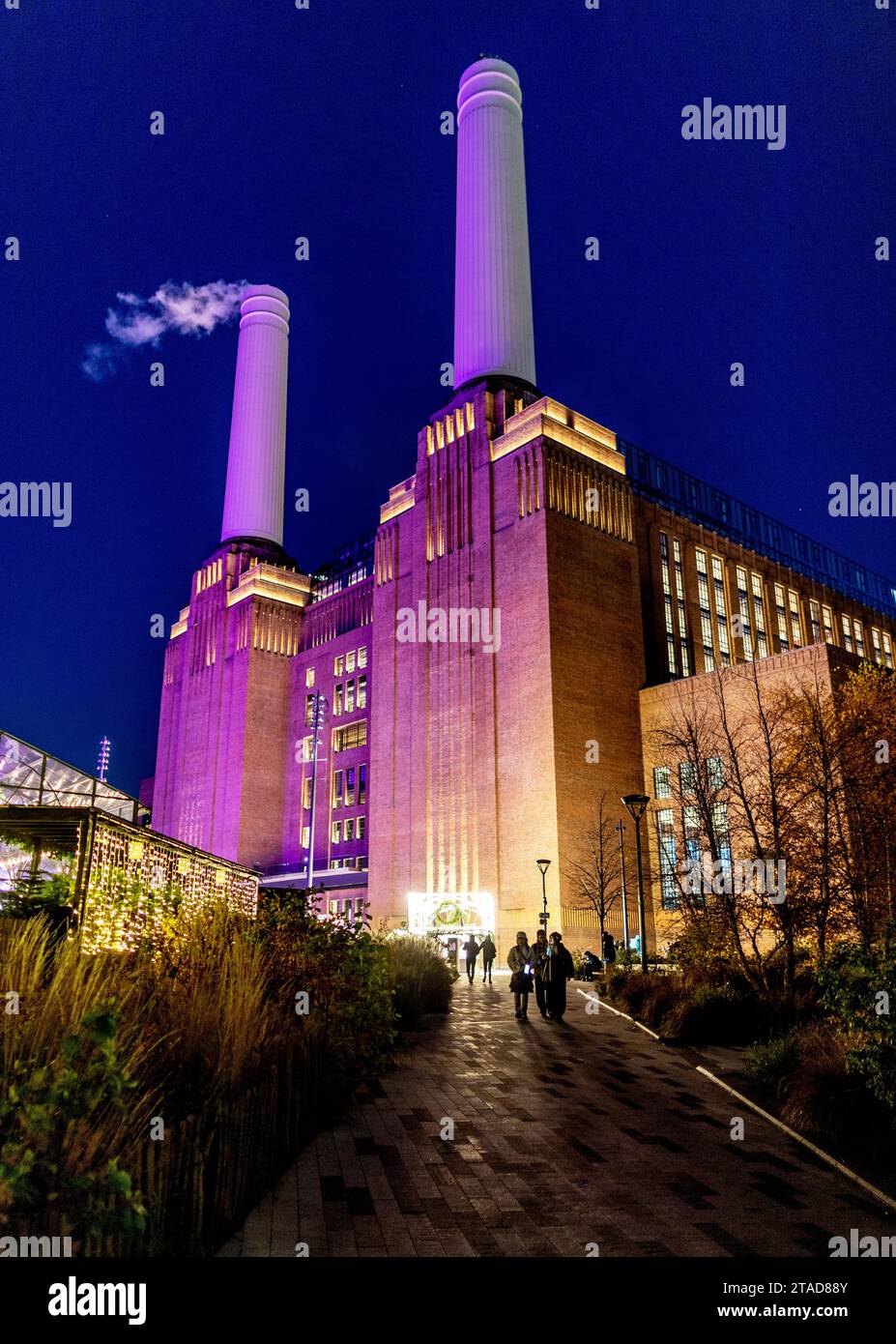 Schornsteine bei Nacht in Battersea Power Station London, Großbritannien Stockfoto