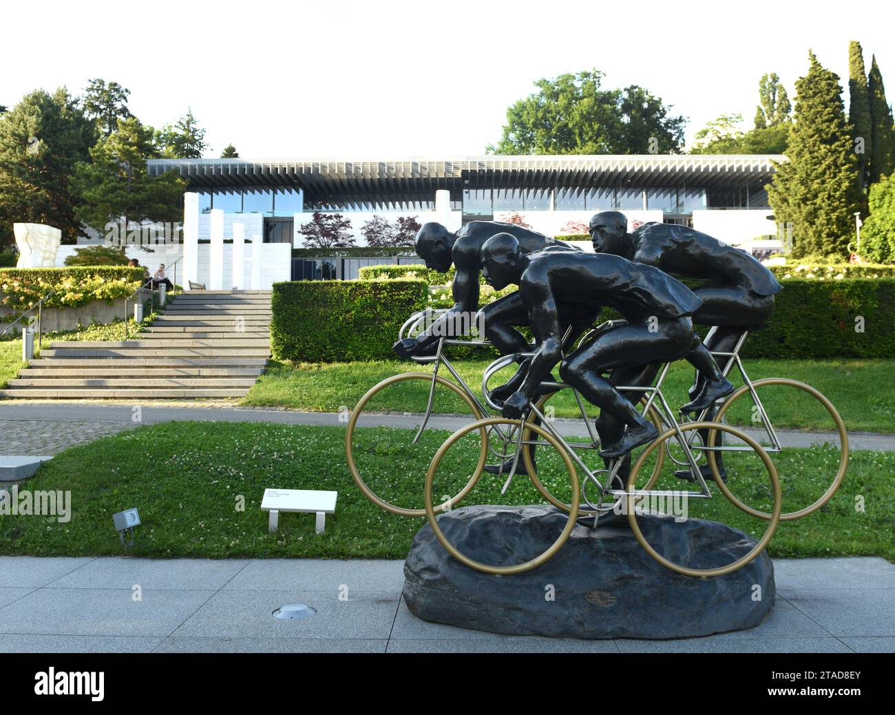 Lausanne, Schweiz - 05. Juni 2017: Radfahrer, Skulptur von Gabor Mihaly, Olympiapark nahe Olympiamuseum in Lausanne, Schweiz Stockfoto