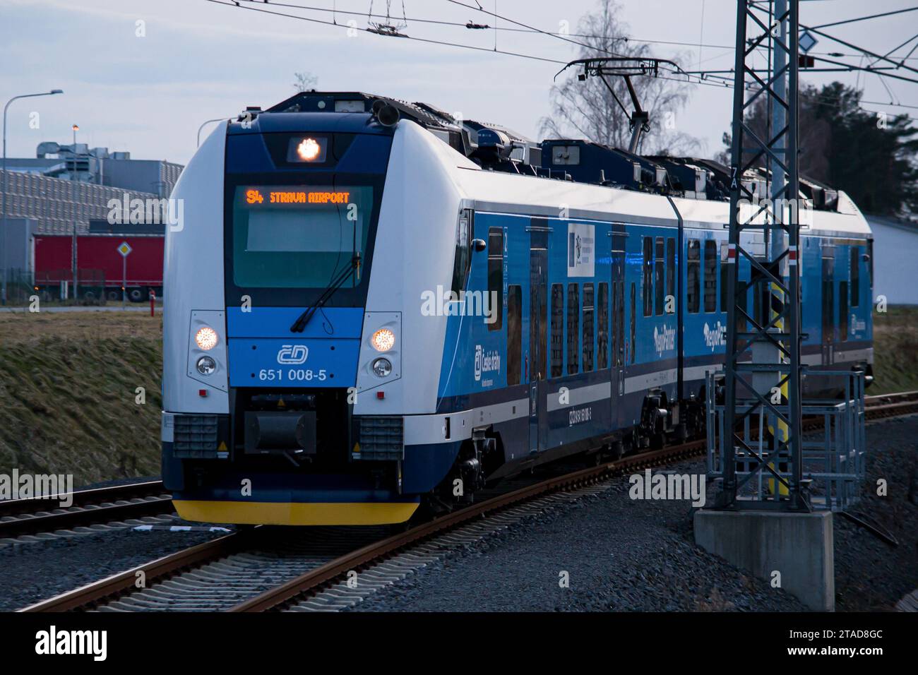 Shuttle-Zug zum Flughafen Ostrava, der zum Bahnhof ankommt Stockfoto