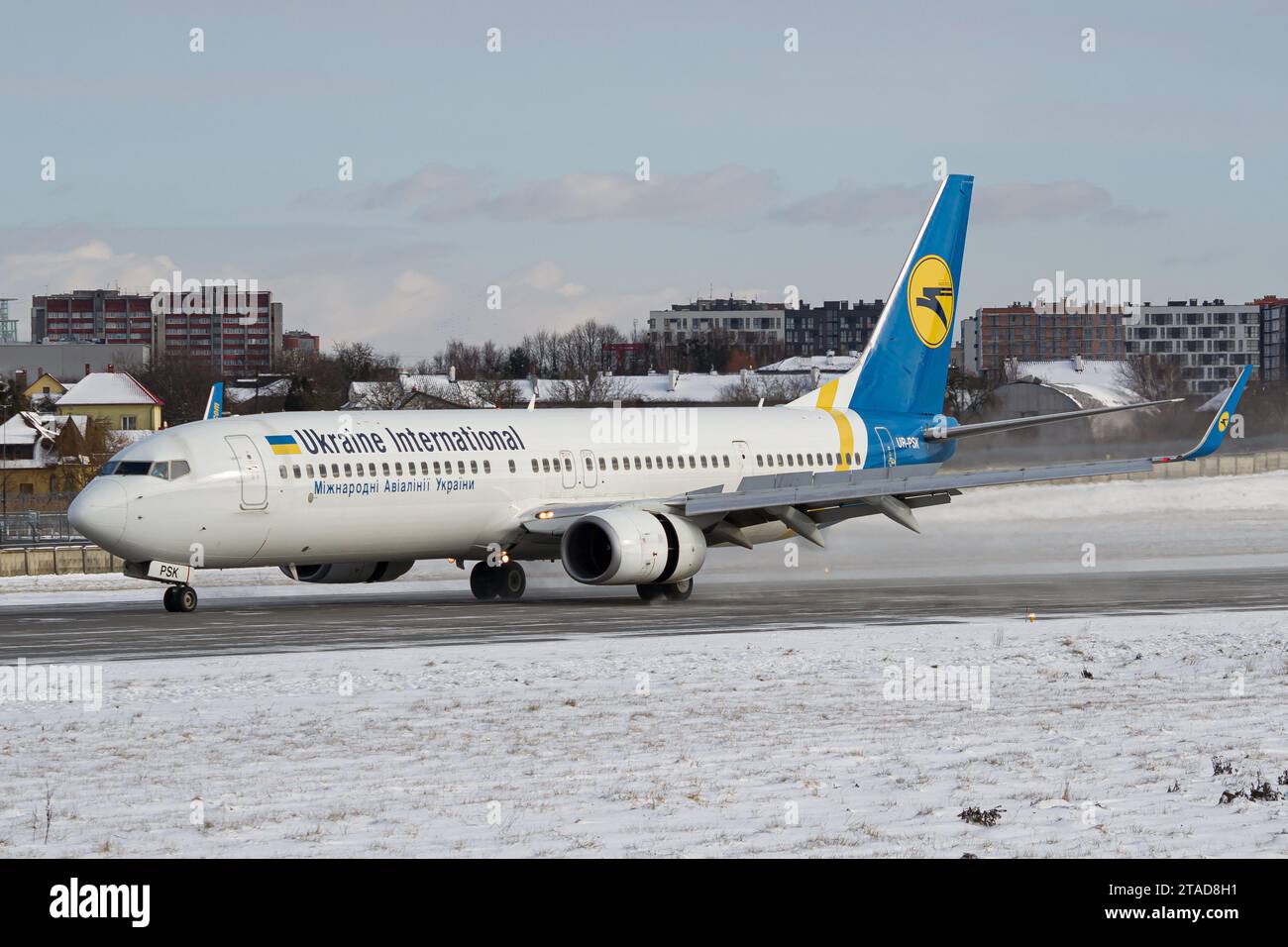 Ukraine International Airlines Boeing 737-900 verlangsamt sich nach der Landung in Lemberg Stockfoto