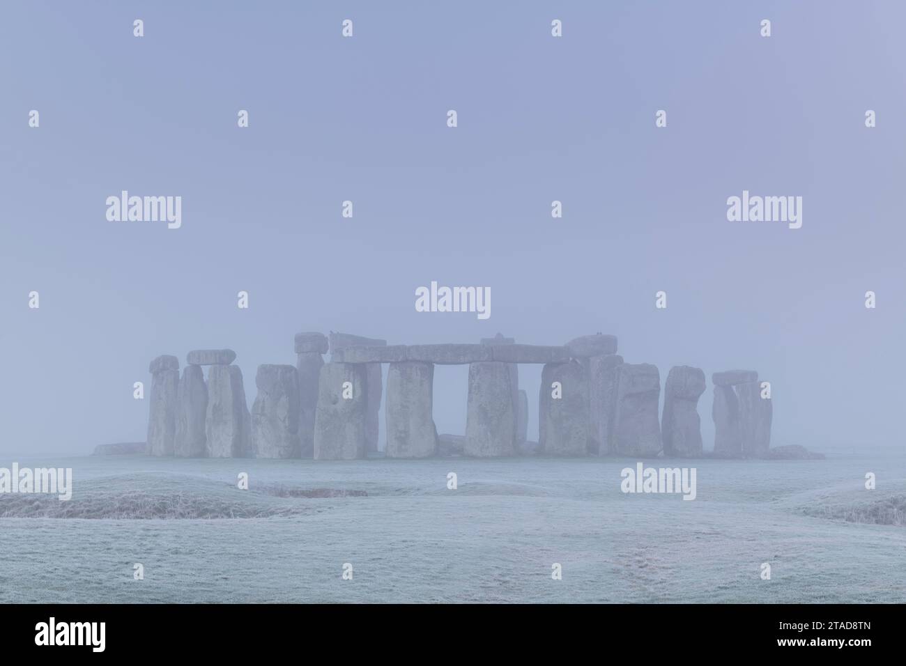 Stonehenge bei Sonnenaufgang an einem kalten, frostigen Wintermorgen, Wiltshire, England. Winter (Januar) 2022. Stockfoto
