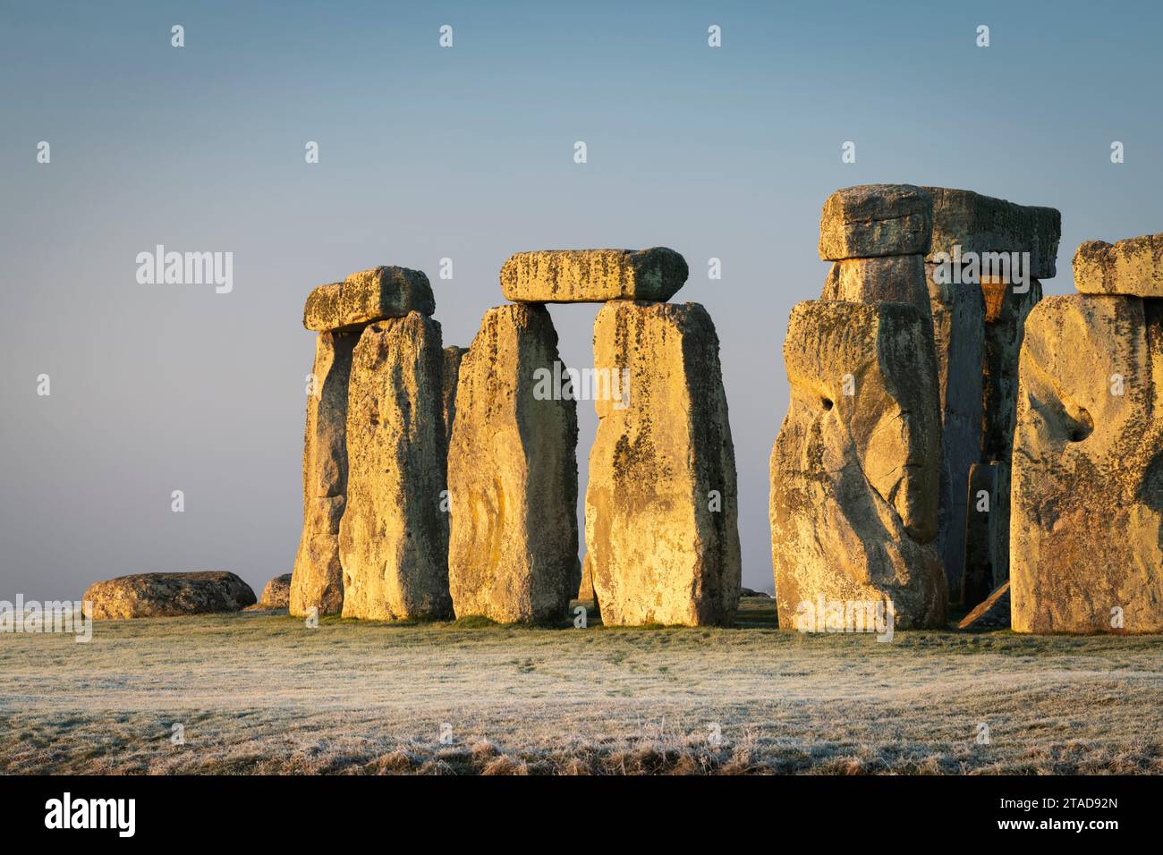 Morgensonne scheint auf Stonehenge's Sarsen Stones, Stonehenge, Wiltshire, England. Winter (Januar) 2022. Stockfoto