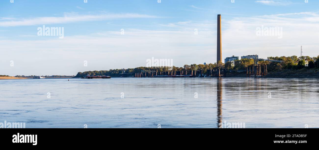 Große Lastkähne passieren vor dem Kraftwerk New Madrid in Missouri am Mississippi in breitem Panorama Stockfoto