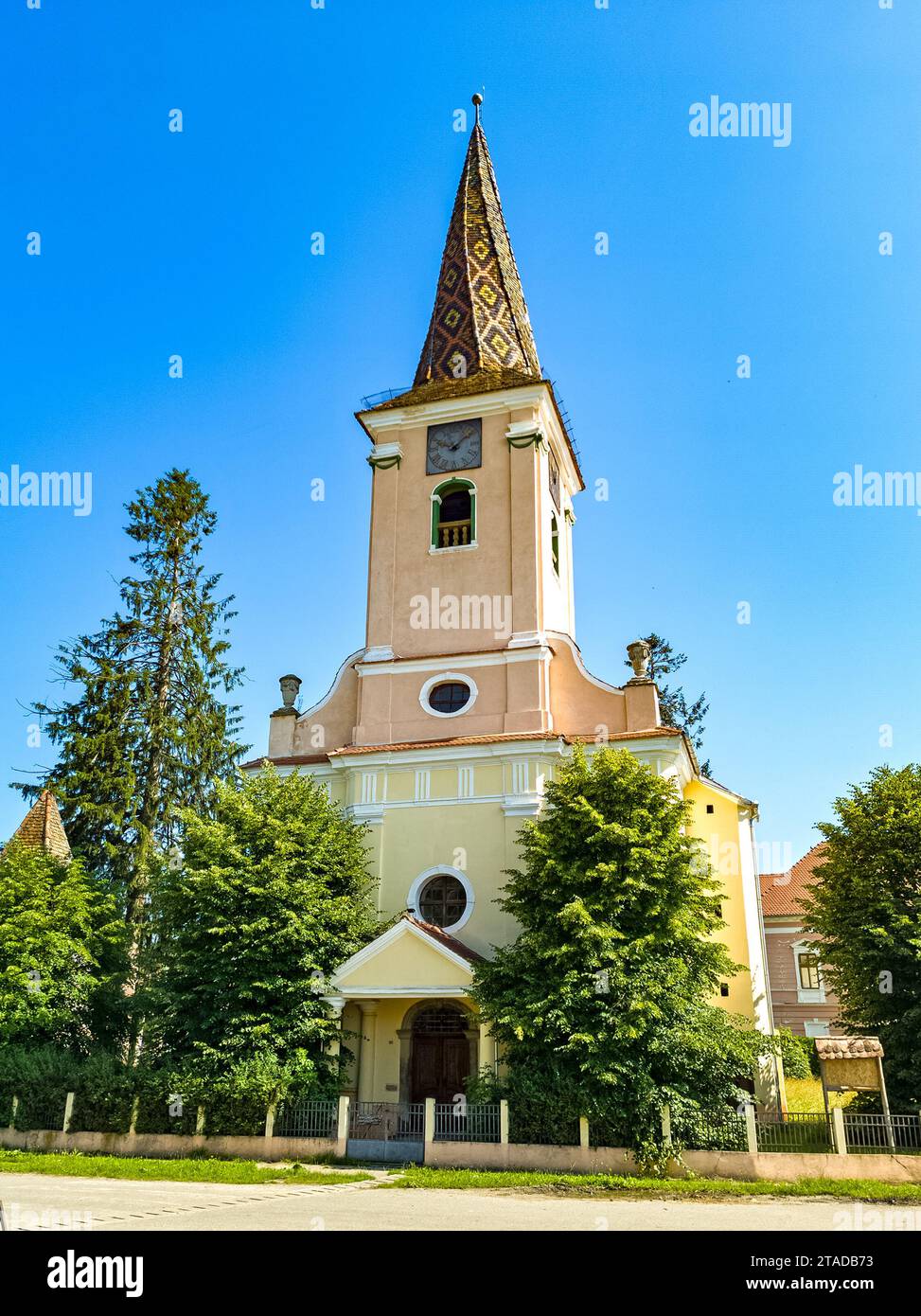 Kirche im transilvanischen Dorf Nocrich in der Nähe von Sibiu, Rumänien Stockfoto
