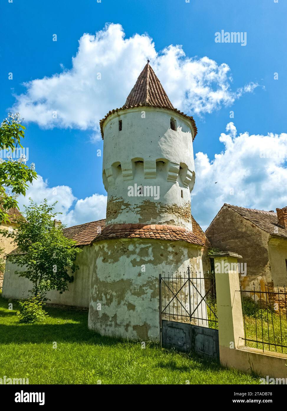 Der alte Wehrturm im transilvanischen Dorf Nocrich bei Sibiu, Rumänien Stockfoto