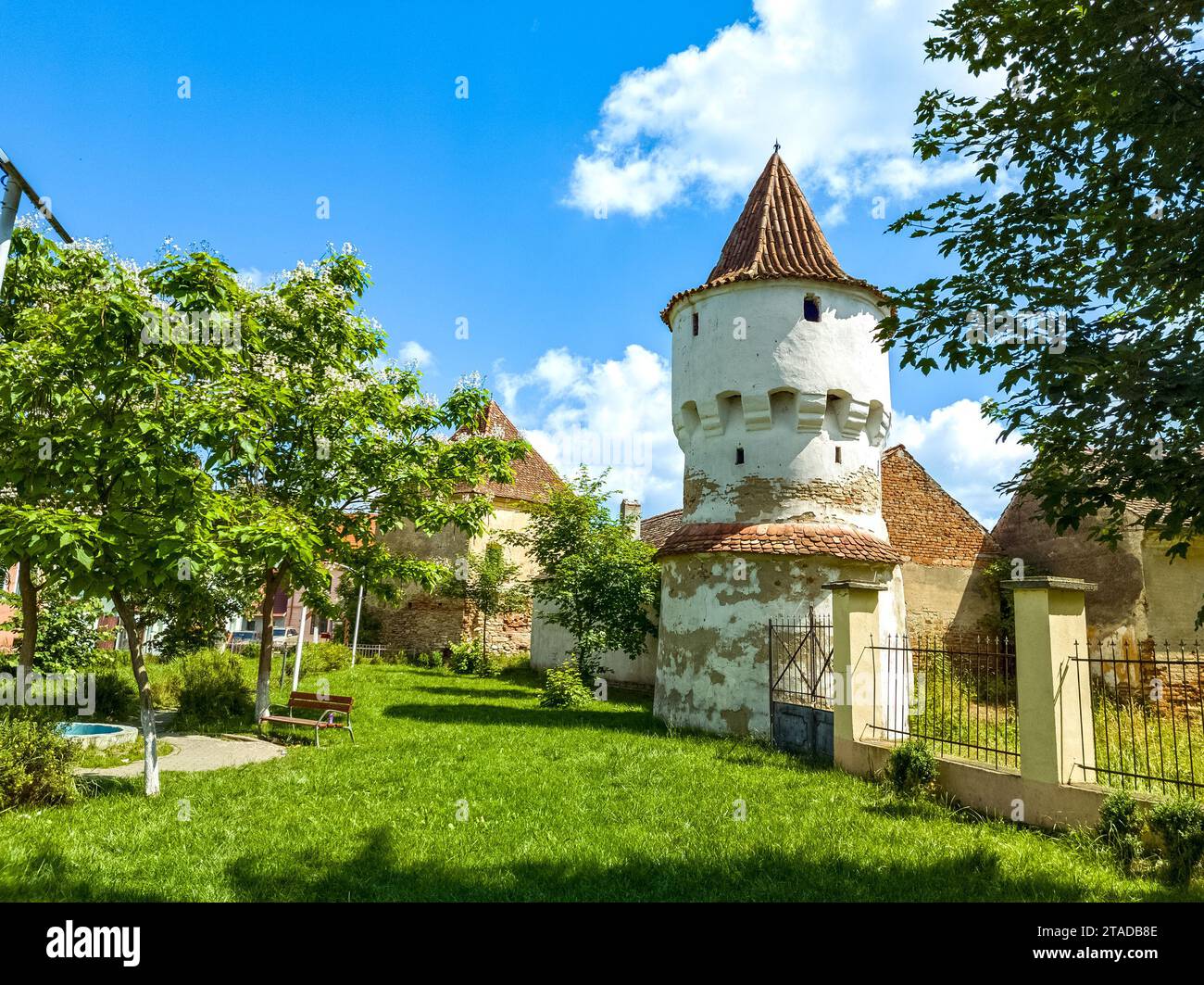 Turm der befestigten Kirche im transilvanischen Dorf Nocrich bei Sibiu, Rumänien Stockfoto