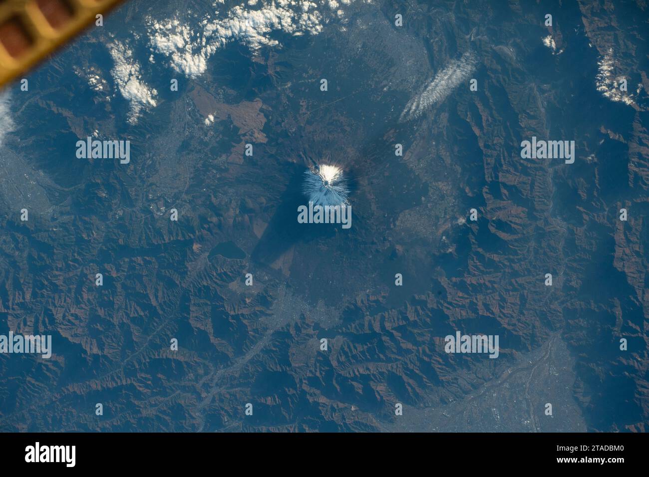 Fuji, Japan. 23. November 2023. Der höchste Berg Japans, Mount Fuji, wie man von der Internationalen Raumstation 260 Meilen über dem 23. November 2023 im Erdumlauf sehen kann. Der Gipfel des aktiven Stratovulkans, der über 12.000 Meter hoch ist, verbringt fünf Monate des Jahres mit Schnee bedeckt. Quelle: NASA Johnson/NASA/Alamy Live News Stockfoto