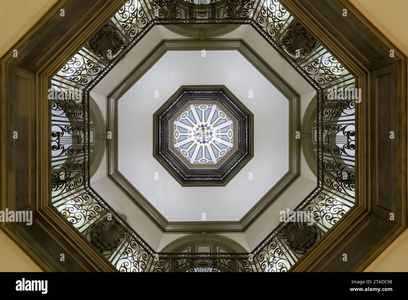 Innere Kuppel, Decke und Kronleuchter des Vigo County Courthouse (1888) in Terre Haute, Indiana Stockfoto