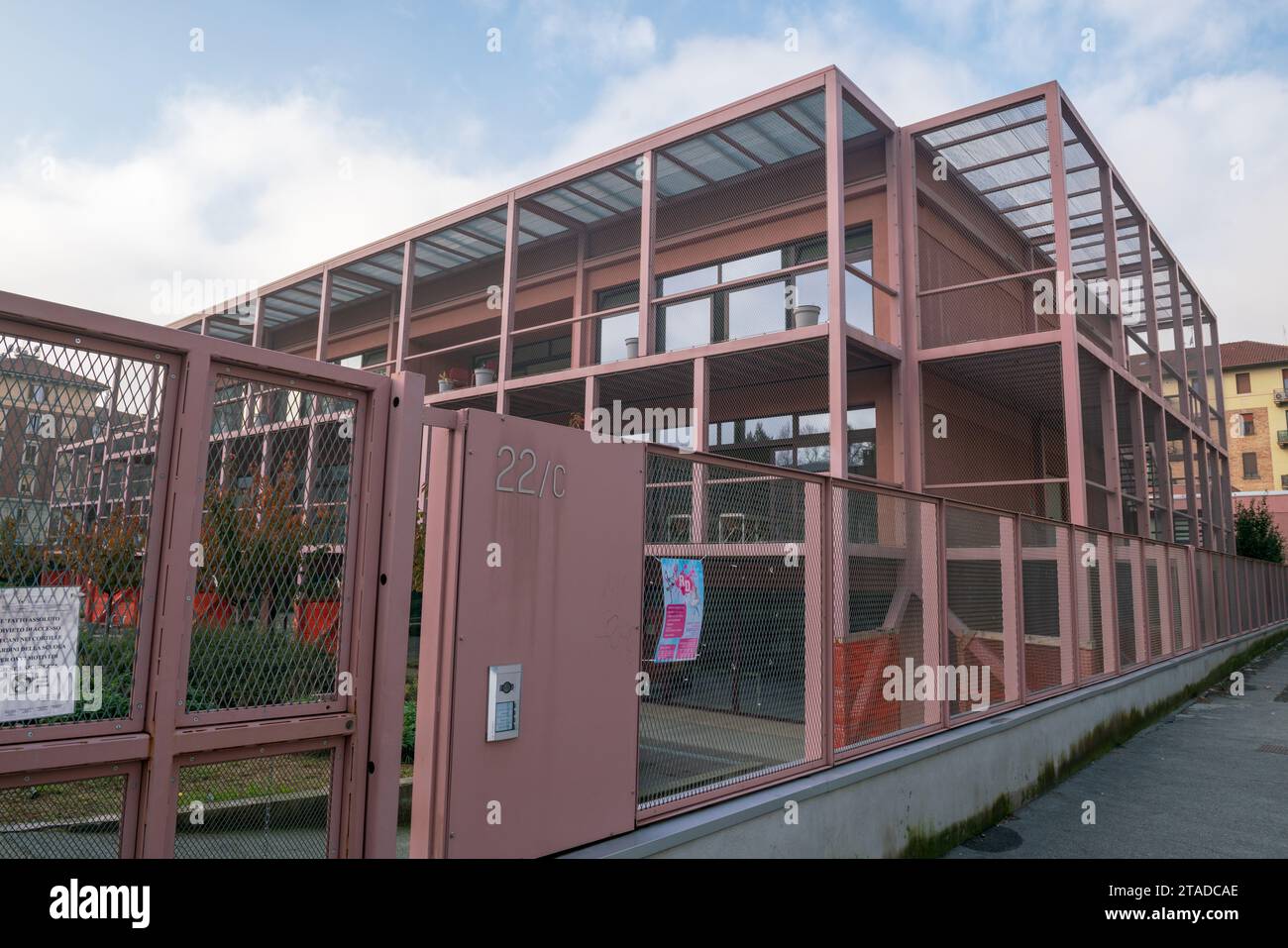 Schulgebäude, modernes modernes Gebäude mit Fassade mit Stahlkonstruktionen. Turin, Italien, 10. November 2023 istituto comprensivo vittorio da feltre Stockfoto