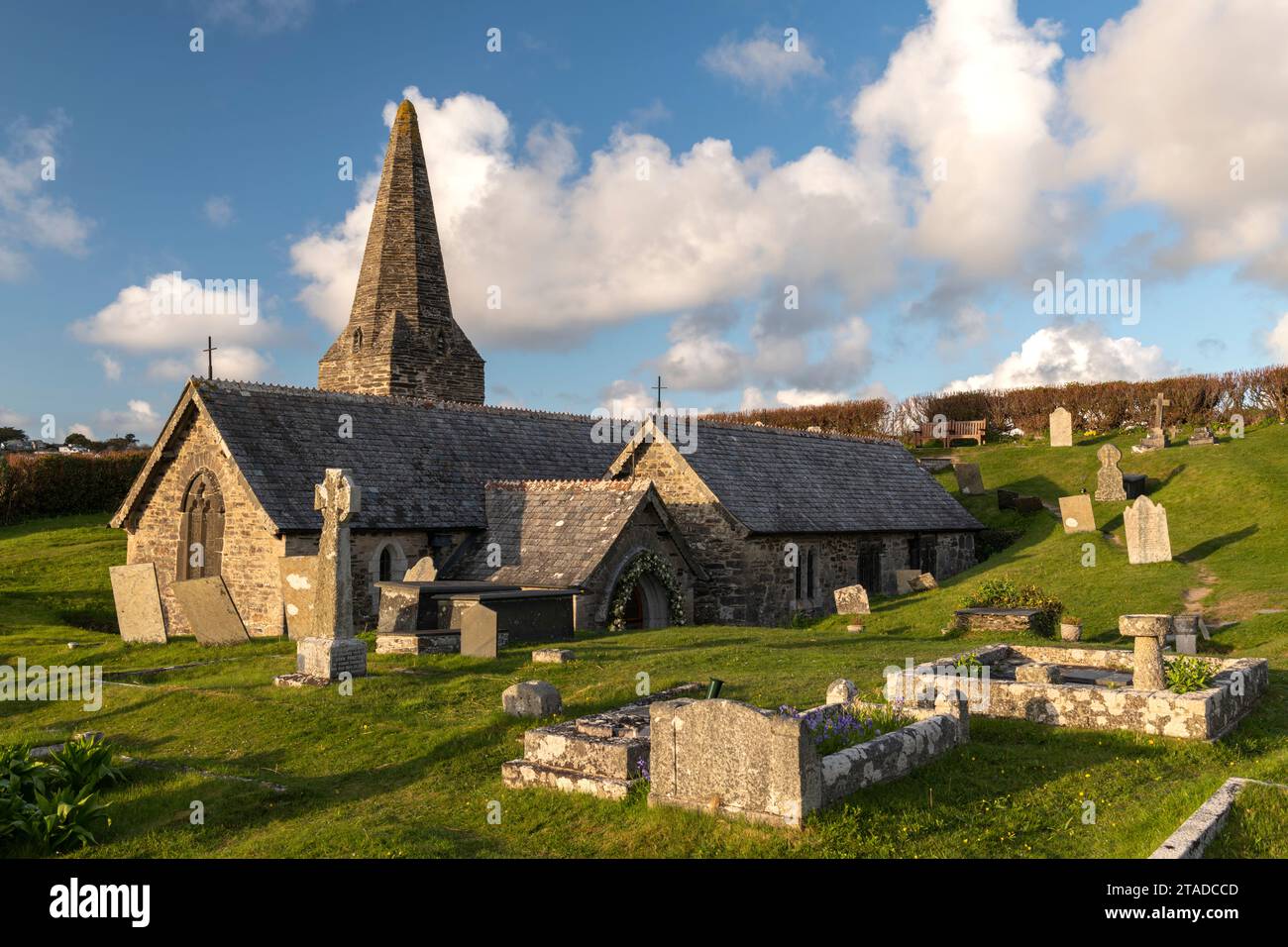 St. Enodoc Kirche in der Nähe des Eingangs zur Kamelmündung, Trebetherick, Cornwall, England. Frühjahr (April) 2022. Stockfoto
