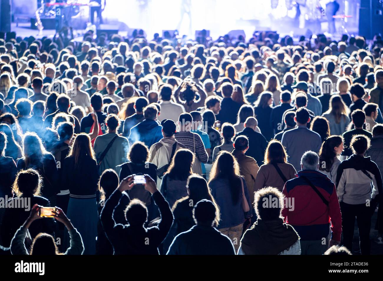 Glückliche Leute, die die Auftritte einer beliebten Band genießen Stockfoto