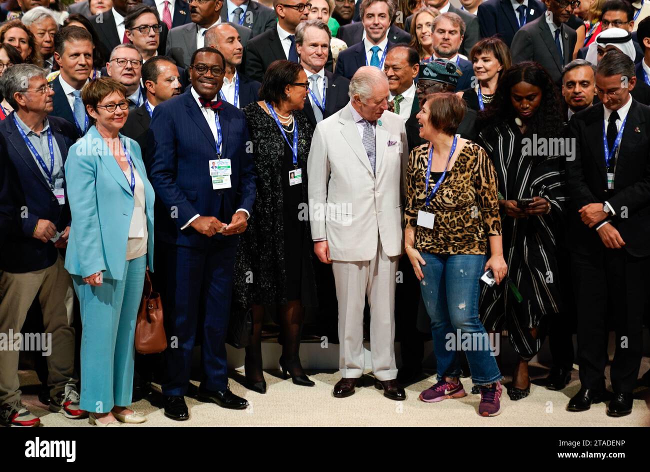 König Karl III. Macht gemeinsam mit Führern und Delegierten ein