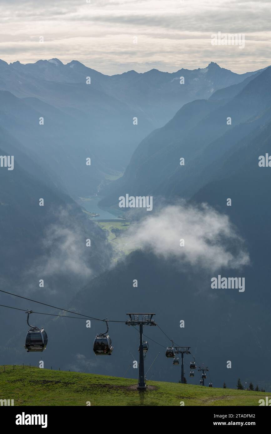 Seilbahn Finkenberger Almbahnen, Penken, Penkenjoch (2,095 m), Finkenberg, Zillertaler Alpen, Stilluptal und Stausee Tirol, Österreich Stockfoto