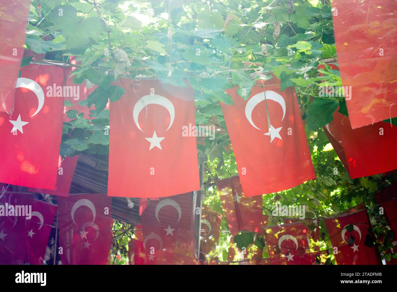 Türkische Flagge im Freien an einem Seil Stockfoto