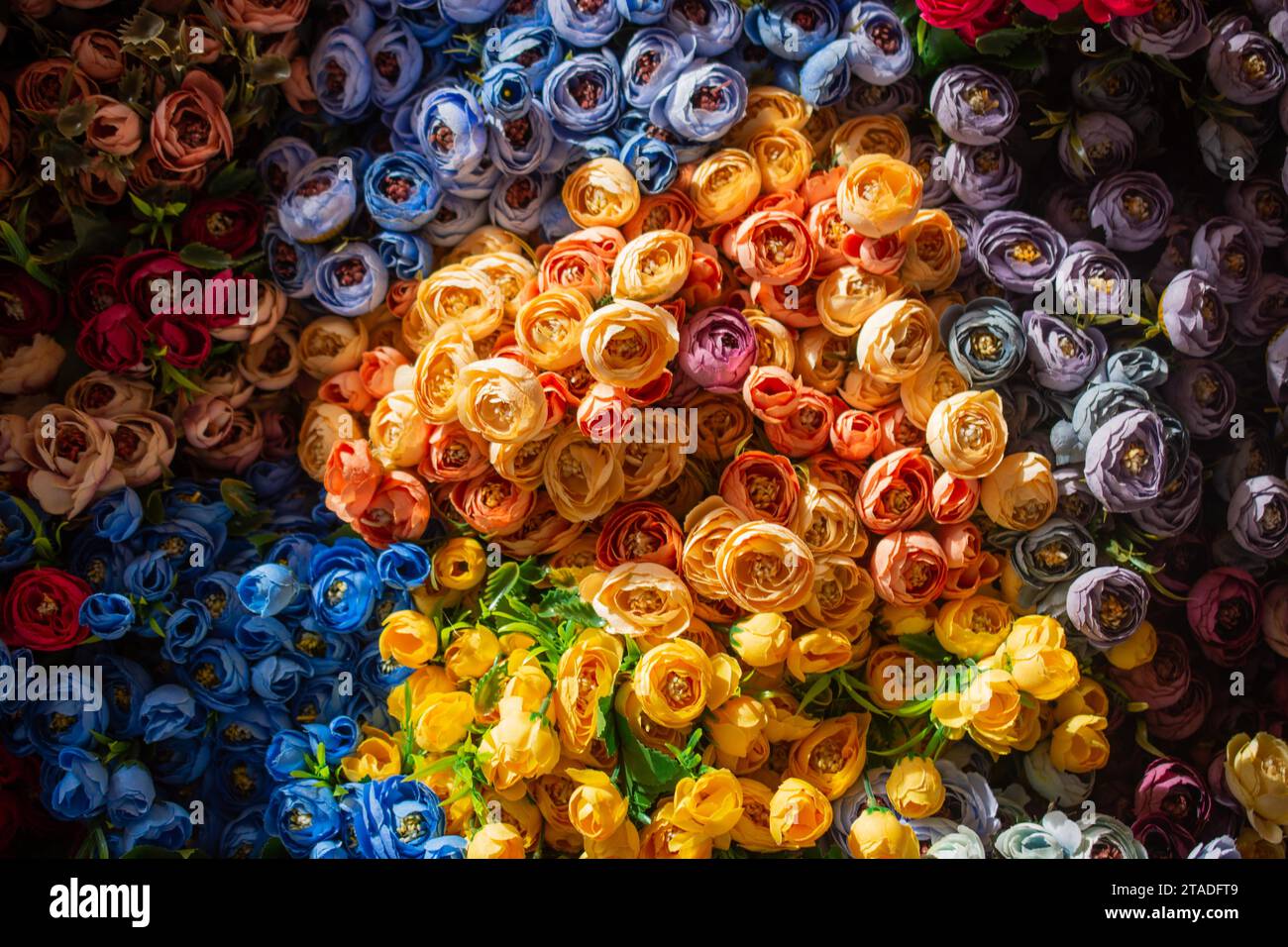 Blumenkunst aus farbenfrohen künstlichen Rosen in Sicht Stockfoto
