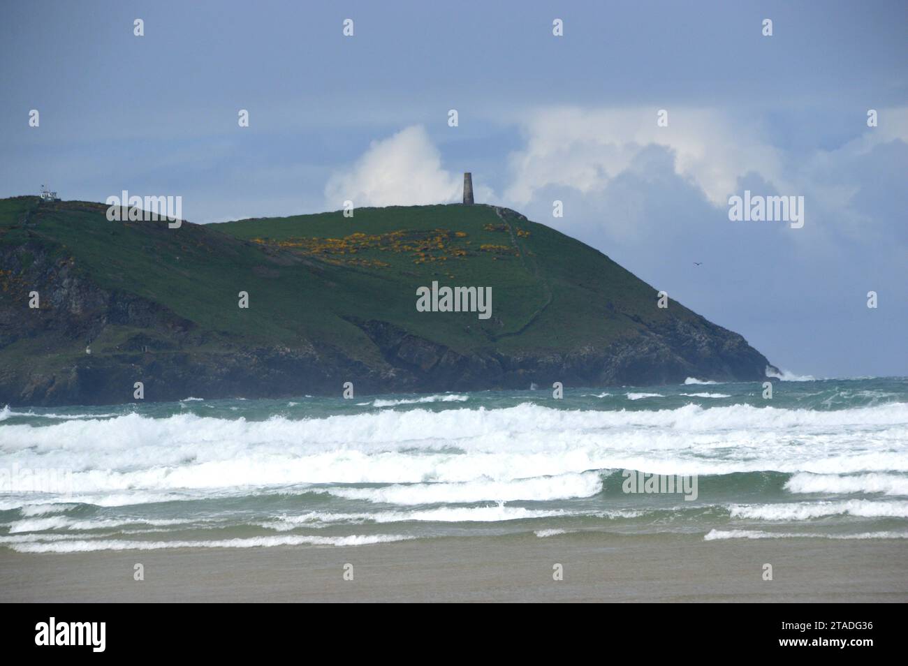 Der Stepper Point Tower ein Stone Daymark Navigation Beacon „The Pepper Pot“ von Hayle Bay in der Nähe von Polzeath in Cornwall, England, Großbritannien. Stockfoto