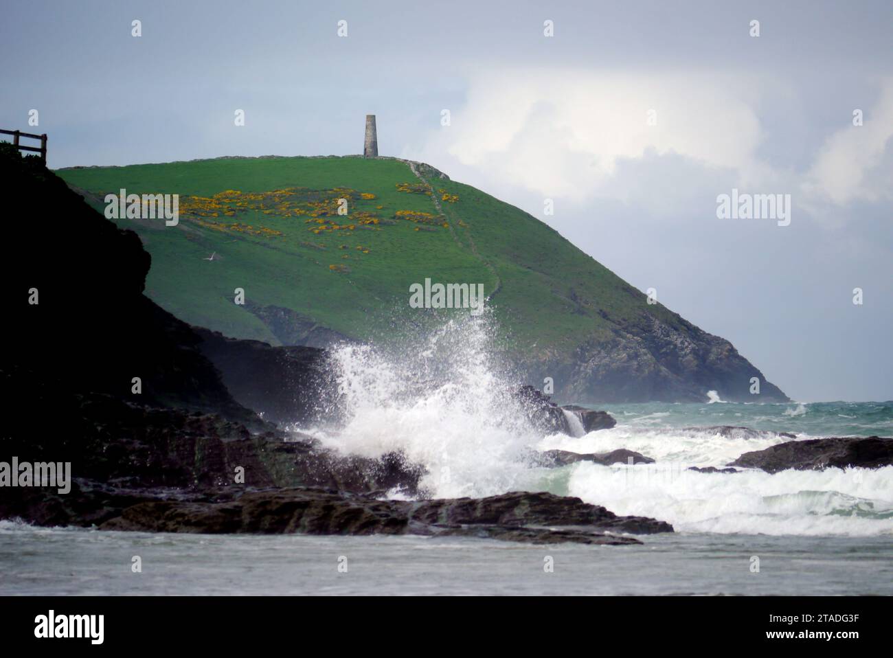 Der Stepper Point Tower ein Stone Daymark Navigation Beacon „The Pepper Pot“ von Hayle Bay in der Nähe von Polzeath in Cornwall, England, Großbritannien. Stockfoto