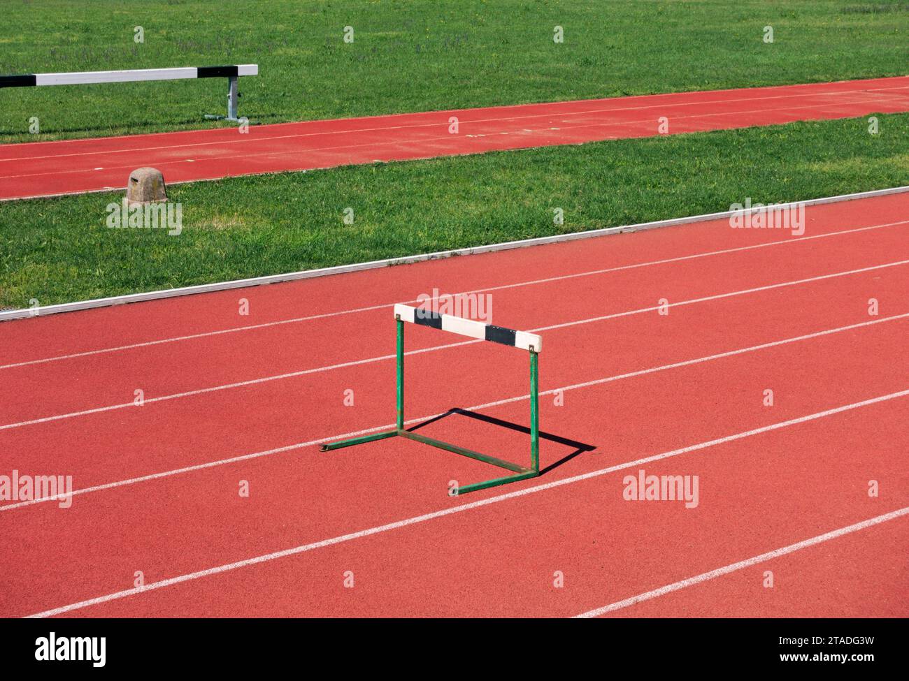 Hürde im sportlichen Leichtathletikfeld Stockfoto