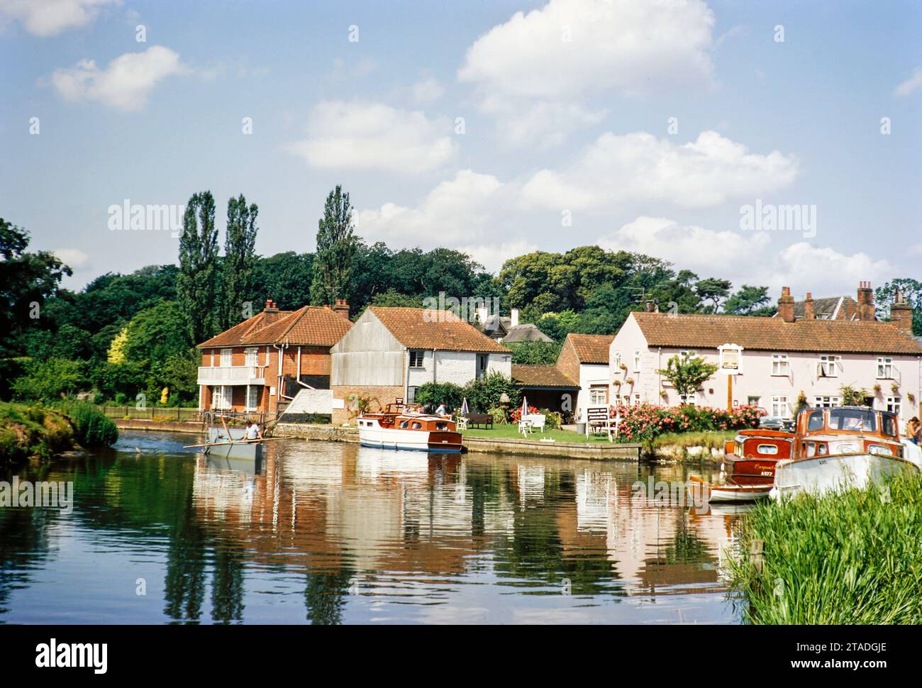 The Rising Sun Public House, Boats on River Bure, Coltishall, Norfolk Broads, Norfolk, England, UK 1969 Stockfoto