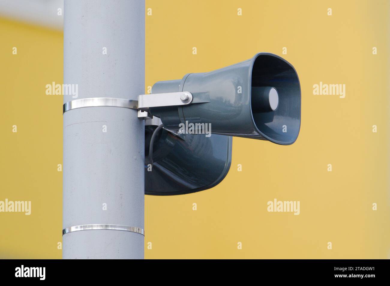 Stadtsenders-Sirene im Wohngebiet einer Kleinstadt. In der Tschechischen republik werden monatlich Notsirenen getestet. Stockfoto