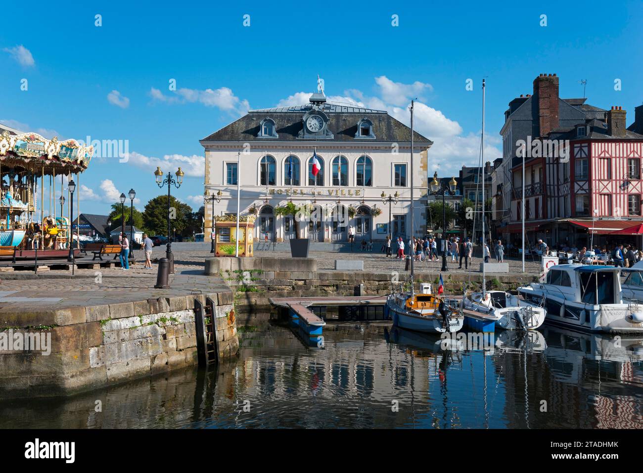 Hafenbecken mit Schiffen und Rathaus am Quai Saint-Etienne, Honfleur, Calvados, Cote Fleurie, Basse Normandie, Englischer Kanal, Frankreich Stockfoto