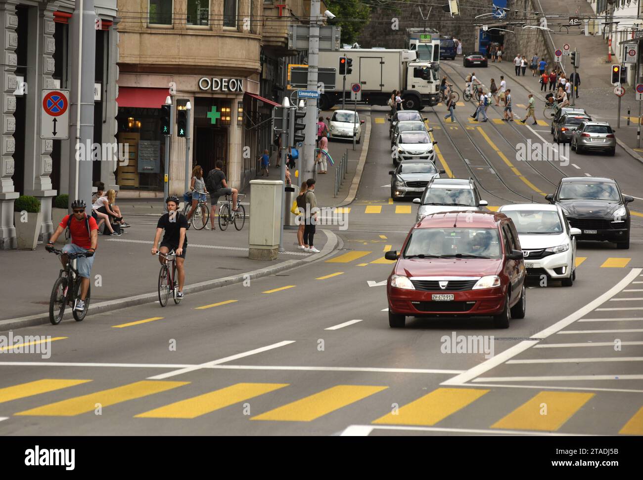 Zürich, Schweiz - 03. Juni 2017: Radfahrer und Autos auf der Straße von Zürich. Der Alltag in Zürich. Stockfoto